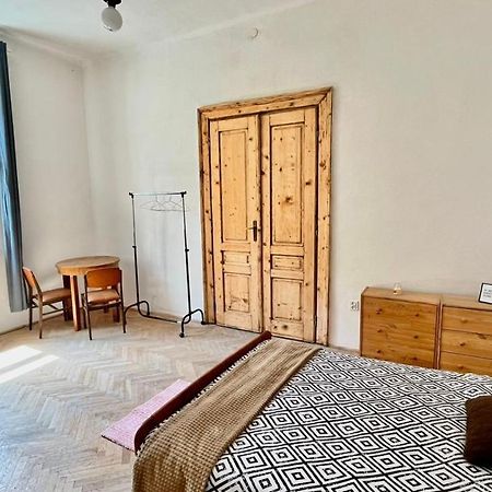 Nice Bedroom Near The Bus And Train Station Krakau Exterior foto