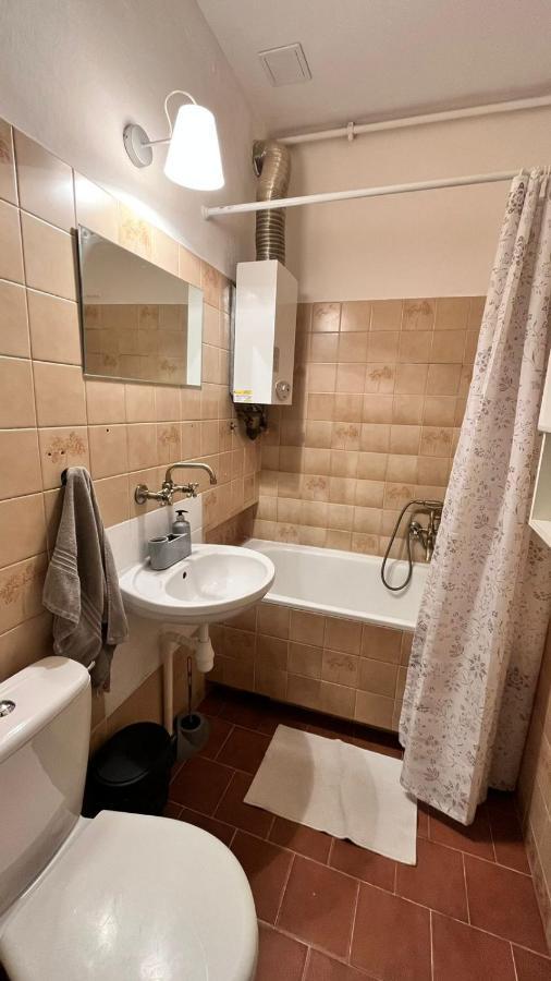 Nice Bedroom Near The Bus And Train Station Krakau Exterior foto