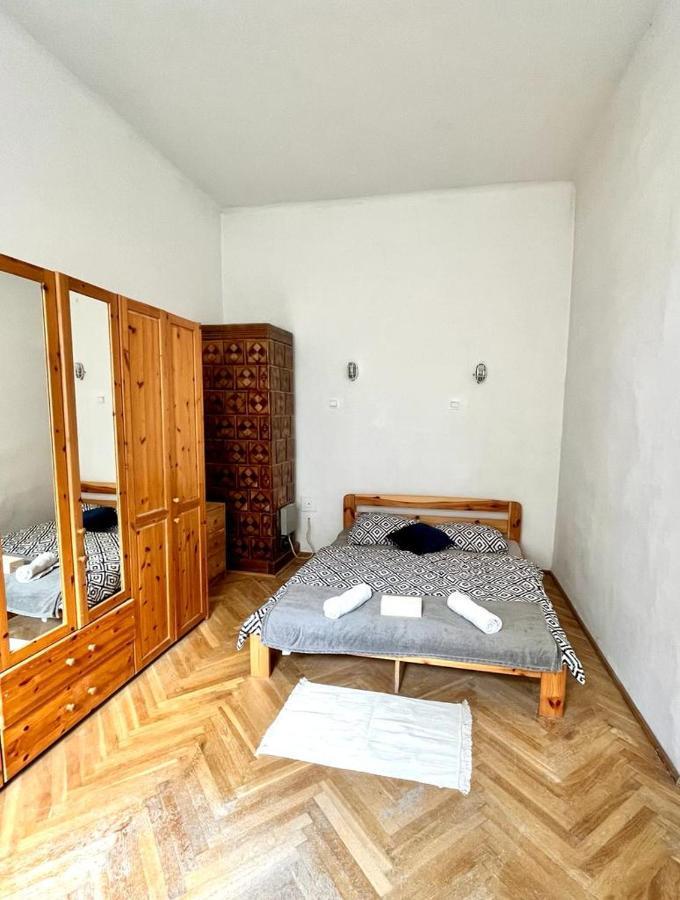 Nice Bedroom Near The Bus And Train Station Krakau Exterior foto