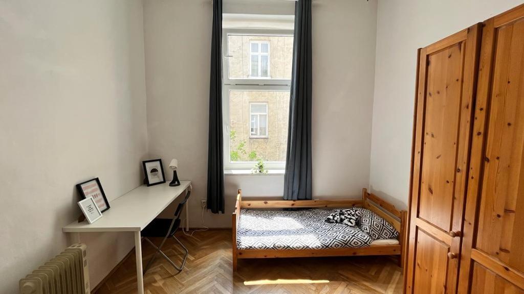 Nice Bedroom Near The Bus And Train Station Krakau Exterior foto