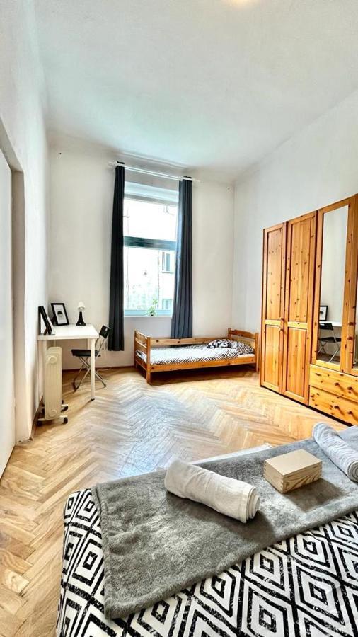 Nice Bedroom Near The Bus And Train Station Krakau Exterior foto